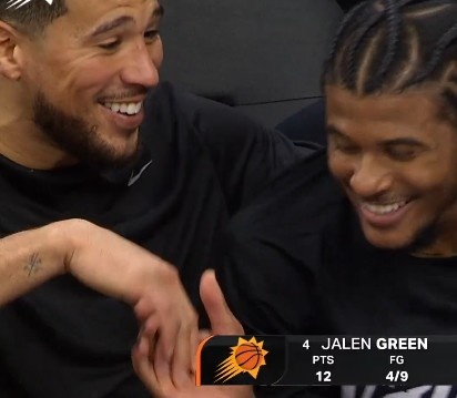 JJB jjb Jingjibao 竞技宝 电竞赛事 体育赛事 体育 电竞-终于等到你！布克在板凳席给杰伦·格林捏肩膀 两人有说有笑