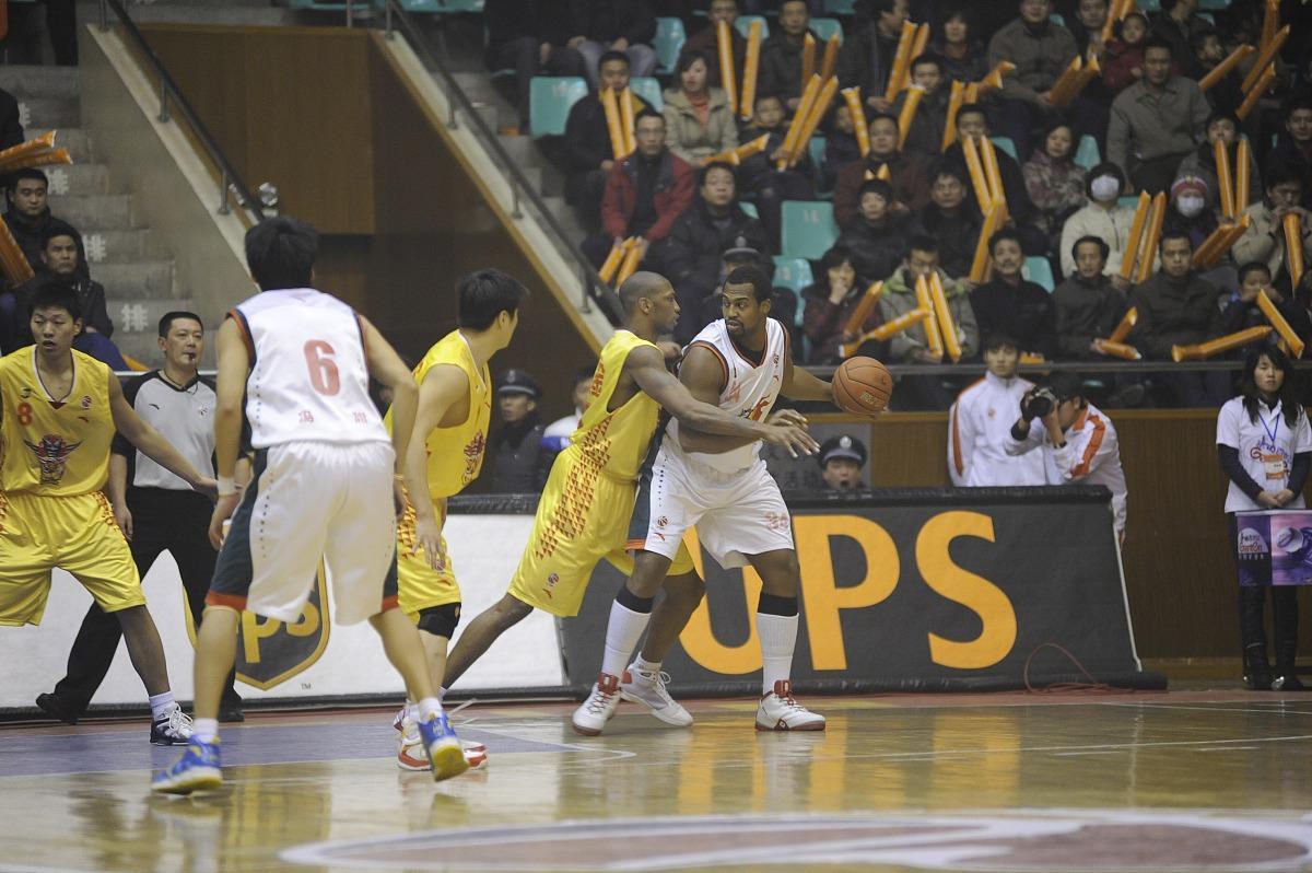 爱德华兹杀疯了!41分+5抢断打崩灰熊:第三节3记三分直接改写剧本